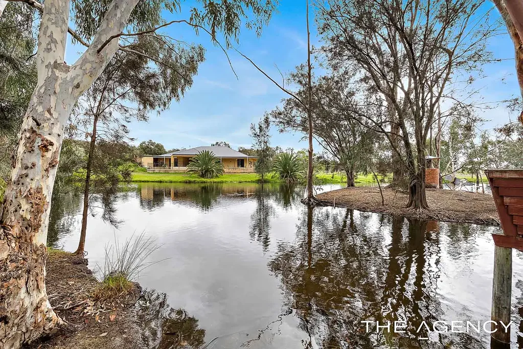 Baldivis 7房  RURAL LIFESTYLE PROPERTY: 9.87ha INC 2 FAMILY HOMES