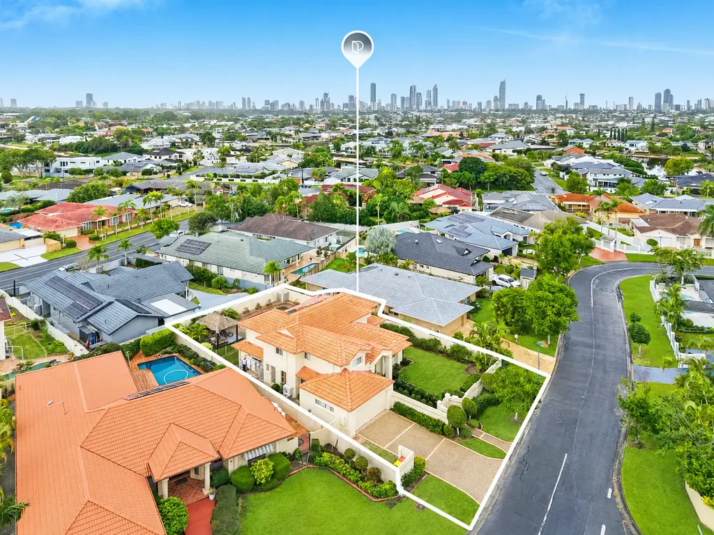 Benowa 4ਬੈੱਡਰੂਮ Substantial Family Home in Immaculate Condition