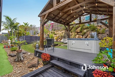 Collingwood Park 4कमरा ELEVATED FAMILY LIVING WITH MOUNTAIN VIEWS, POOL & 800SQM OF LAND