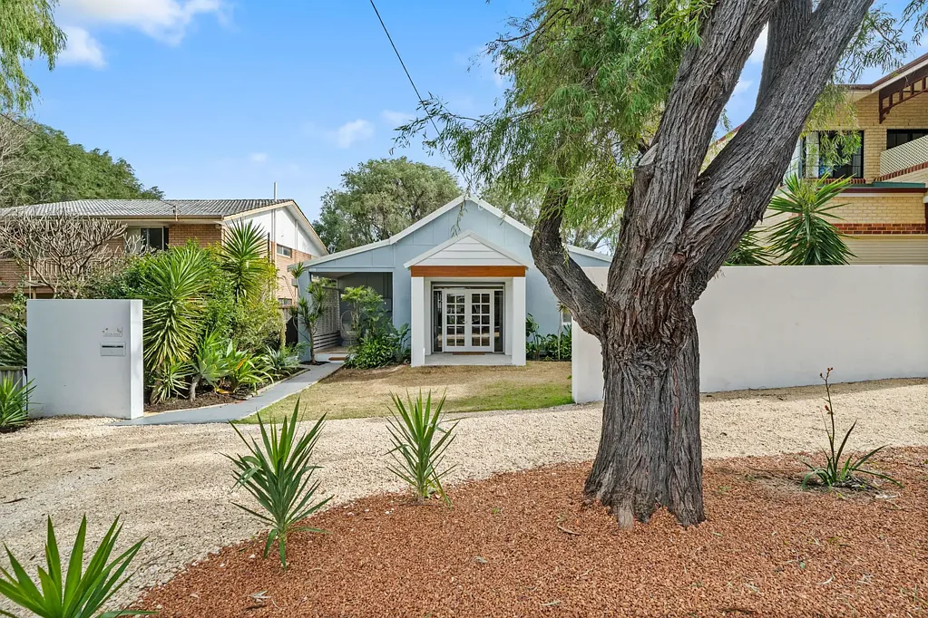 Dudley Park 4 Bedroom Renovated 1950's character home on 784sqm lot 90m from waterway!