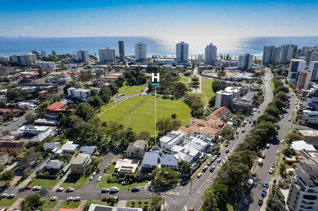 Coolangatta 3Kwarto FREESTANDING LUXURY 3 BEDROOM FAMILY HOME with POOL Private gate to Goodwin Park and minutes walk to Coolangatta Beach