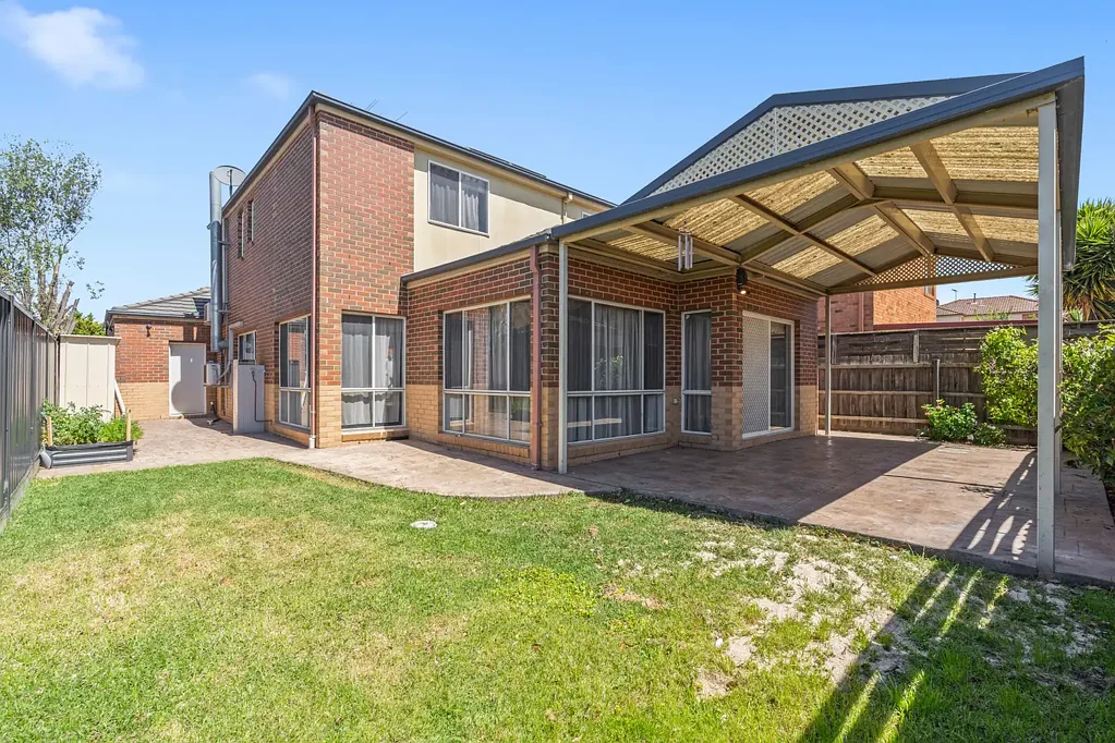 Freshly Painted with New Carpet – Spacious Living in Hillside