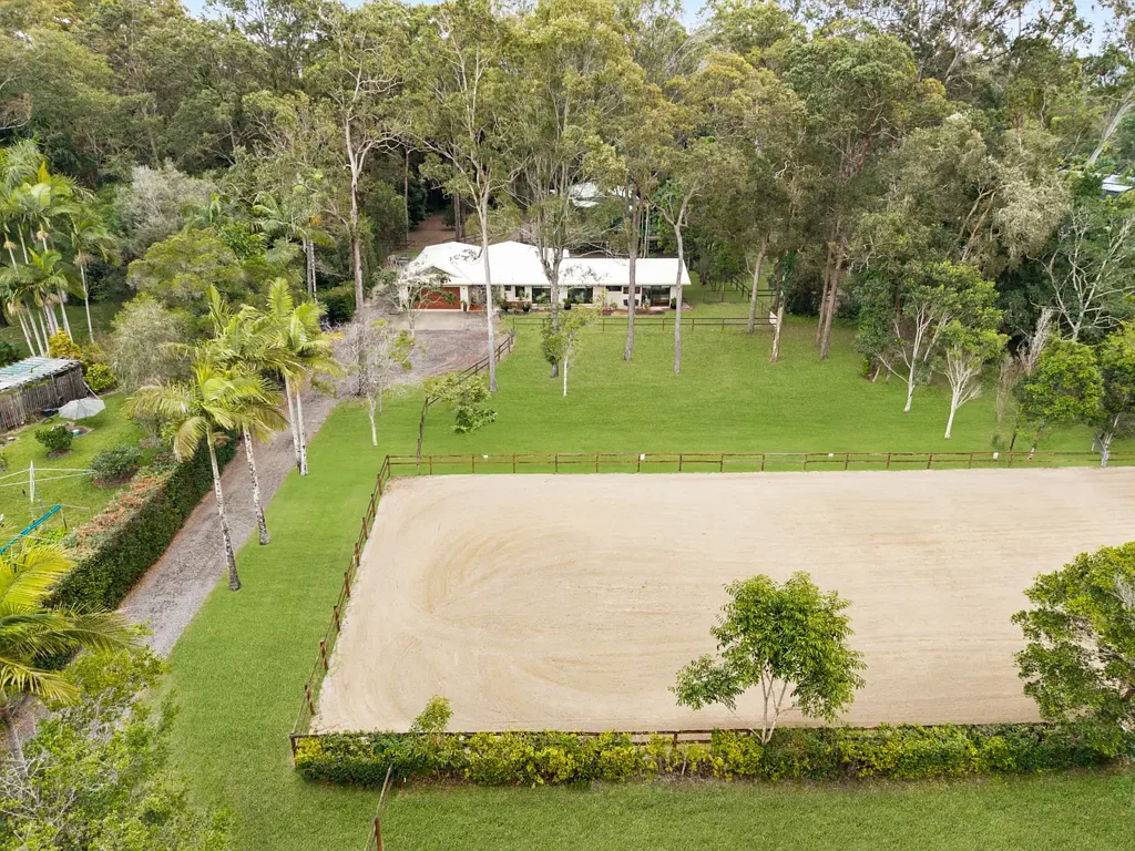 Landsborough 4غرفة نوم Equestrian Lifestyle with the Shed of Your Dreams!