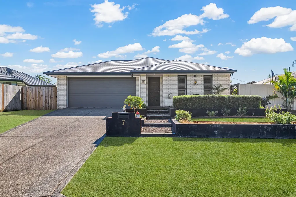 Glass House Mountains 4 Bedroom Family Living Done Right!