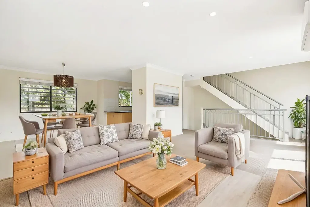 4 BEDROOM TOWNHOUSE IN PRIME LOCATION!!