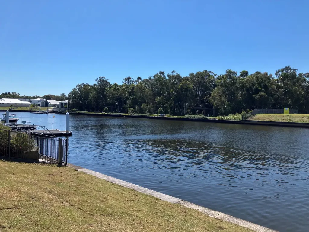 Banksia Beach 北向临水地块 594平米宽敞空间 直接航行通道 壮丽水景 豪华住宅理想地 Rare North-Facing Waterfront Land