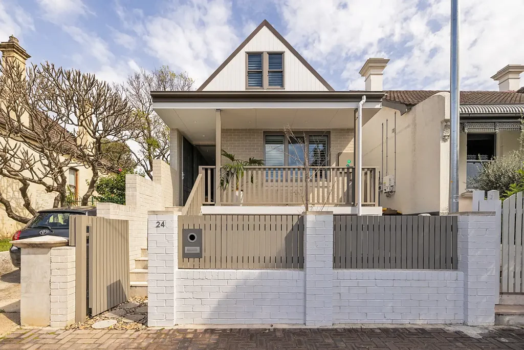 Marrickville 4બેડરૂમ Near-new pavilion-style home in Marrickville's best pocket