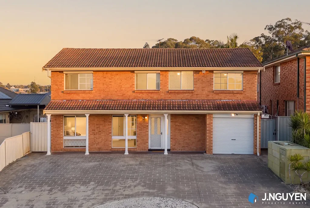 Bossley Park 6房 令人印象深刻的双住宅机会，兼具空间、便利与多功能性 Impressive Dual-Residence Opportunity With Space, convenience & Versatility