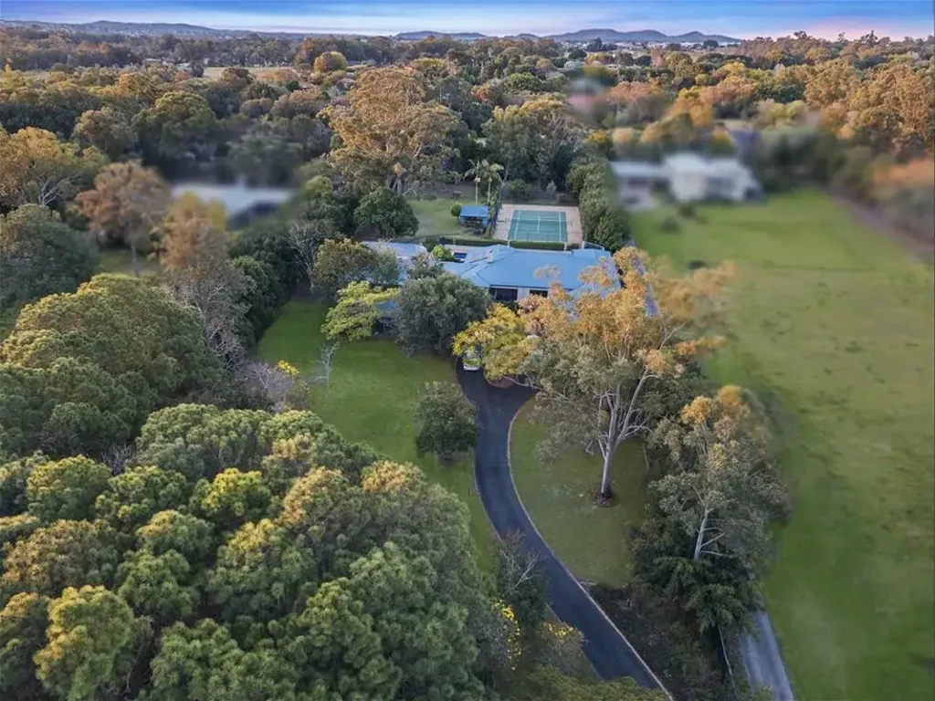 Large house with tennis court, swimming pool and unique lifestyle