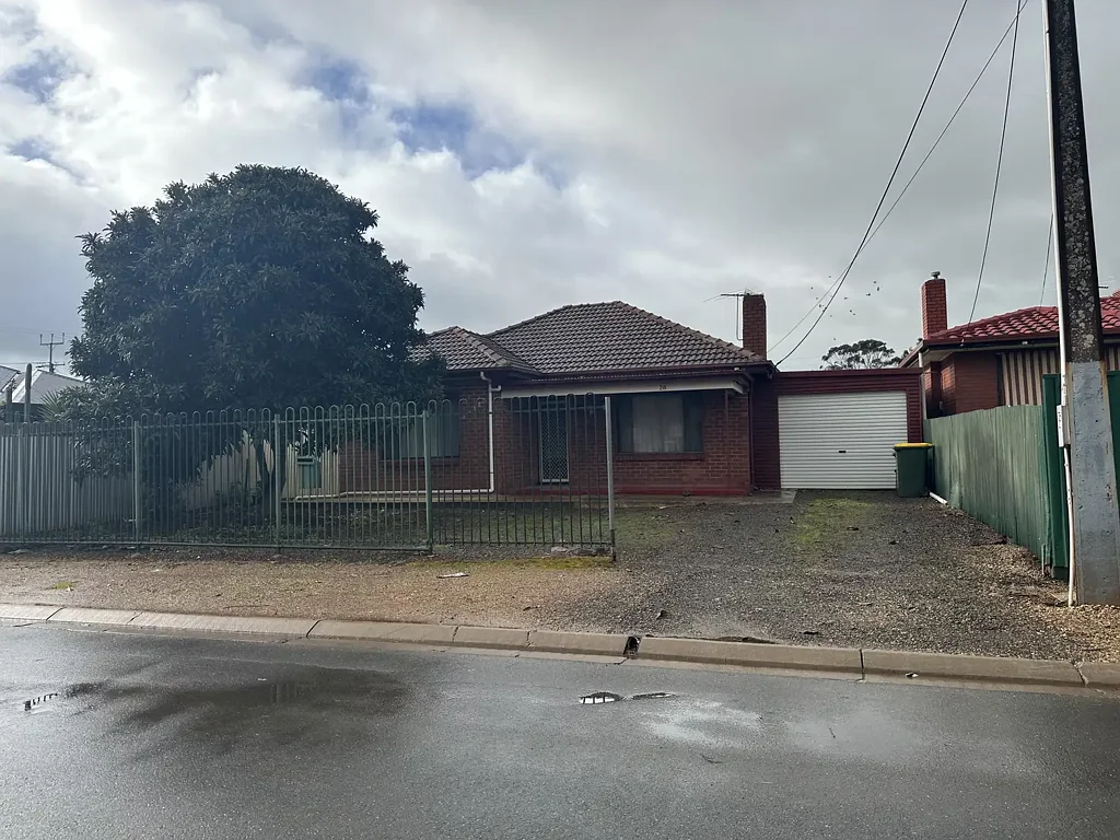 2 BEDROOM WITH MASSIVE BACKYARD