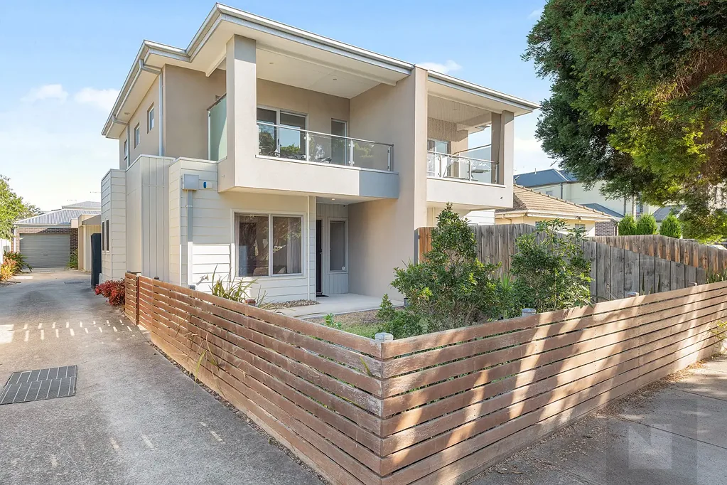 Beautifully presented partially furnished townhouse!!
