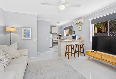 लिविंग रूम - 2/29 Riviera Road, Miami, QLD 4220