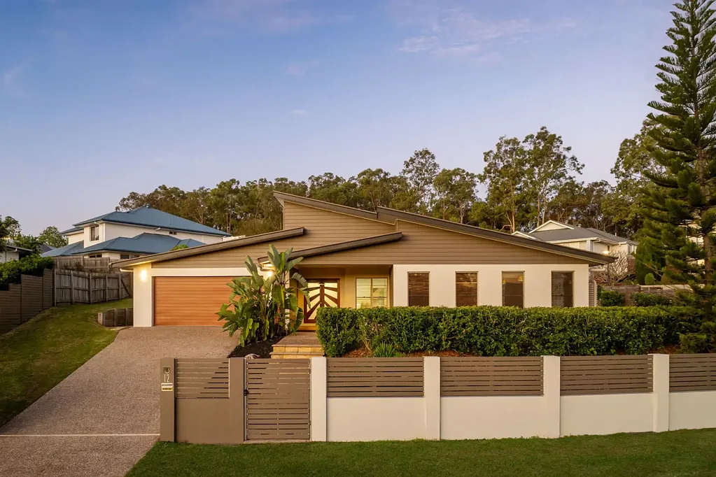 Brookwater 4غرفة نوم Architectural Brookwater Masterpiece on 1,121m2 - 81 Metre Frontage, Golf Course Proximity, and a Layout Built for Family Life