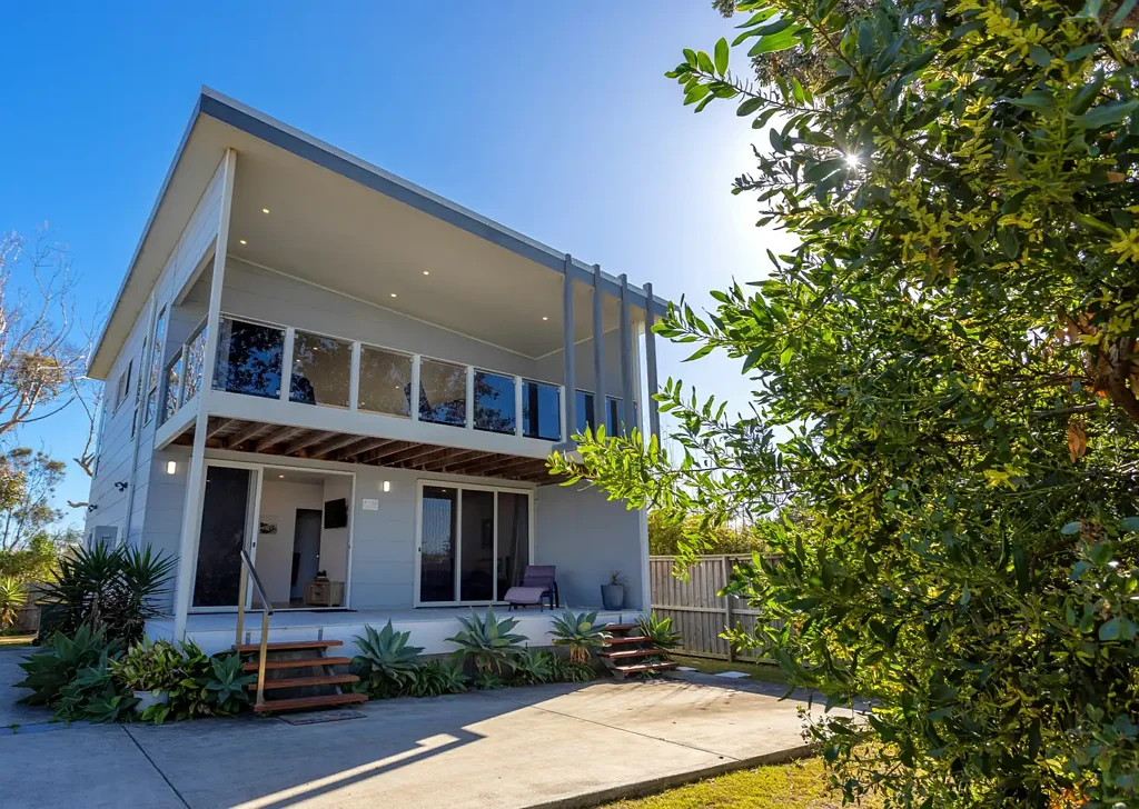 COASTAL LIVING AT ITS FINEST – FULLY FURNISHED BEACHSI
