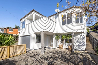 Remuera 3બેડરૂમ Elevated, Sun-Soaked Home in Prime Remuera