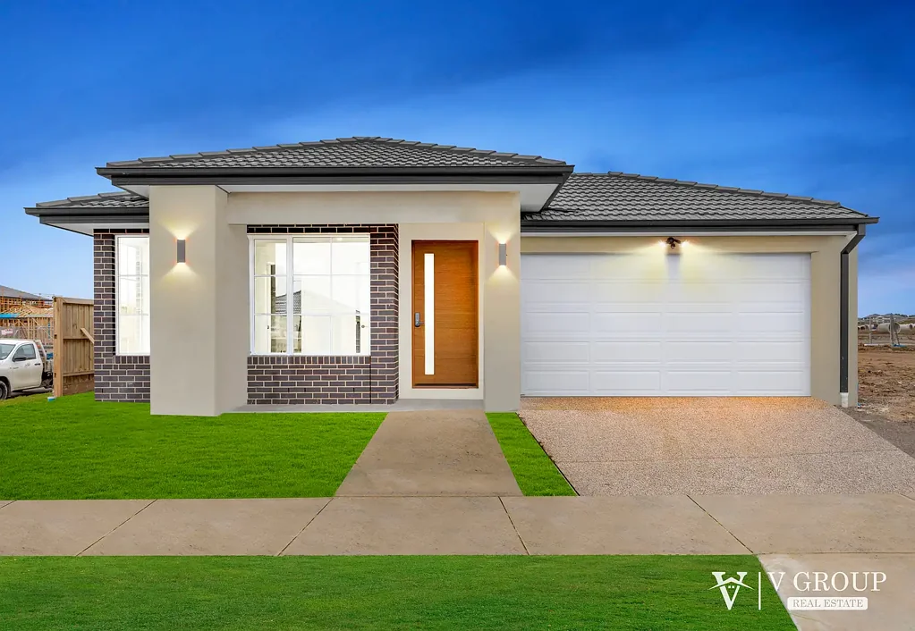 FOUR BEDROOMS (TWO MASTER BEDROOMS) HOME FOR RENT IN MICKLEHAM !!!