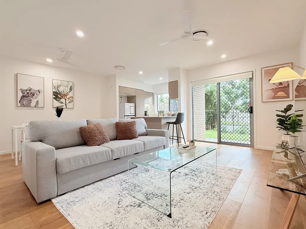 Modern 3-Bedroom Townhouse | Fully Furnished | Walk to Wynnum Plaza | Pool in Complex