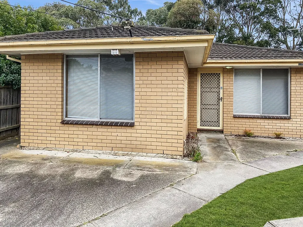 Low Maintenance Unit in an Ideal Location
