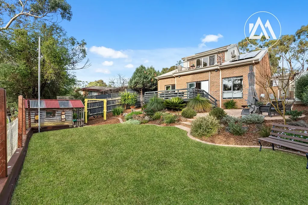 Frankston South 3房 朝北地块656sqm 紧邻保护区 翻新厨房大理石台面 主卧带套间浴 主阳台瞰树冠 远程车库双车位 太阳能喷灌系统 便捷通往CBD与海滩 Refined Family Living Backing Onto Frankston Nature Conservation Reserve