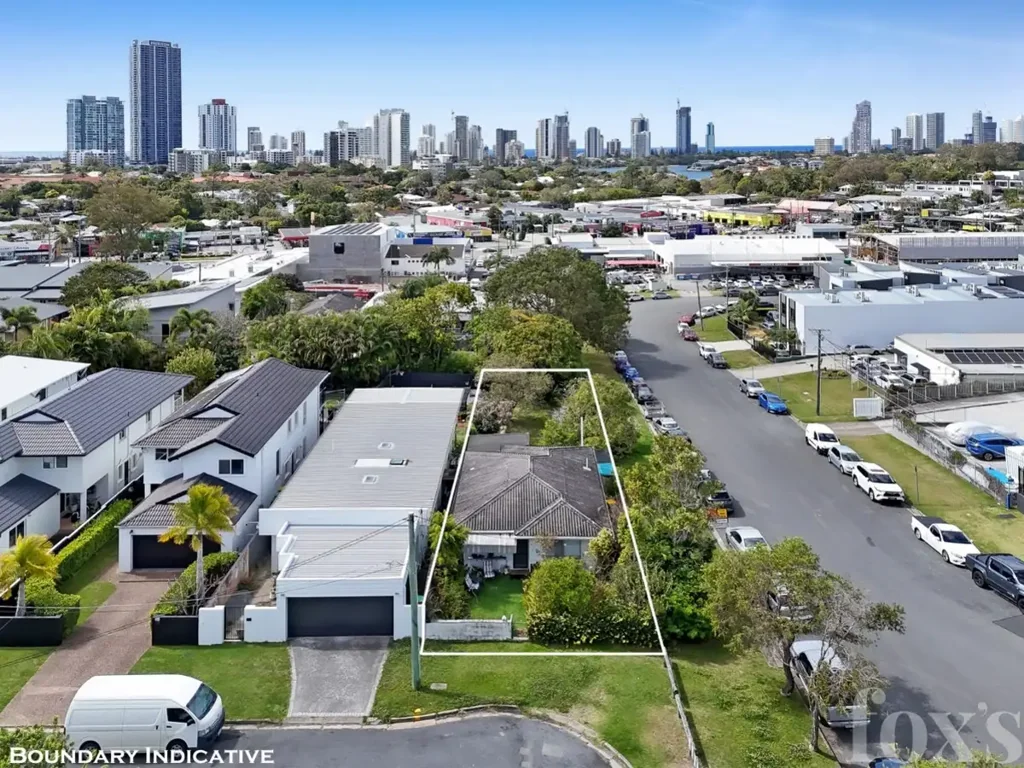 Southport 3ਬੈੱਡਰੂਮ FIRST TIME OFFERED IN 67 YEARS – PREMIUM CORNER BLOCK WITH SKYLINE VIEWS!