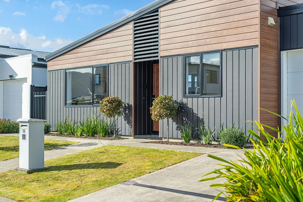 Wallaceville 2房  Rare Opportunity - Get In Quick