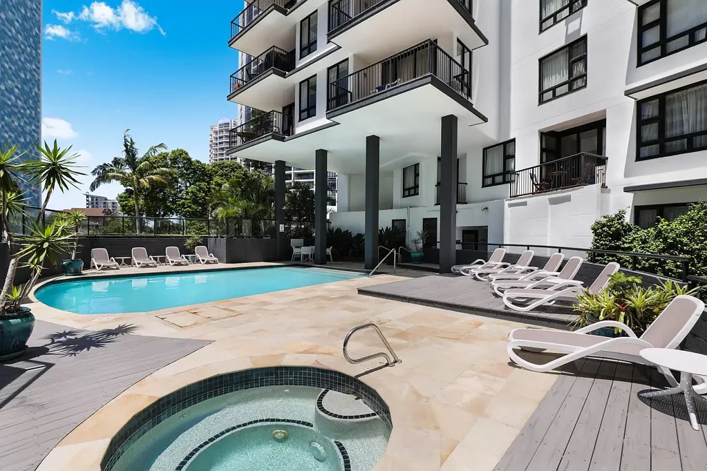 Spacious Fully Furnished One Bedroom Apartment In Broadbeach