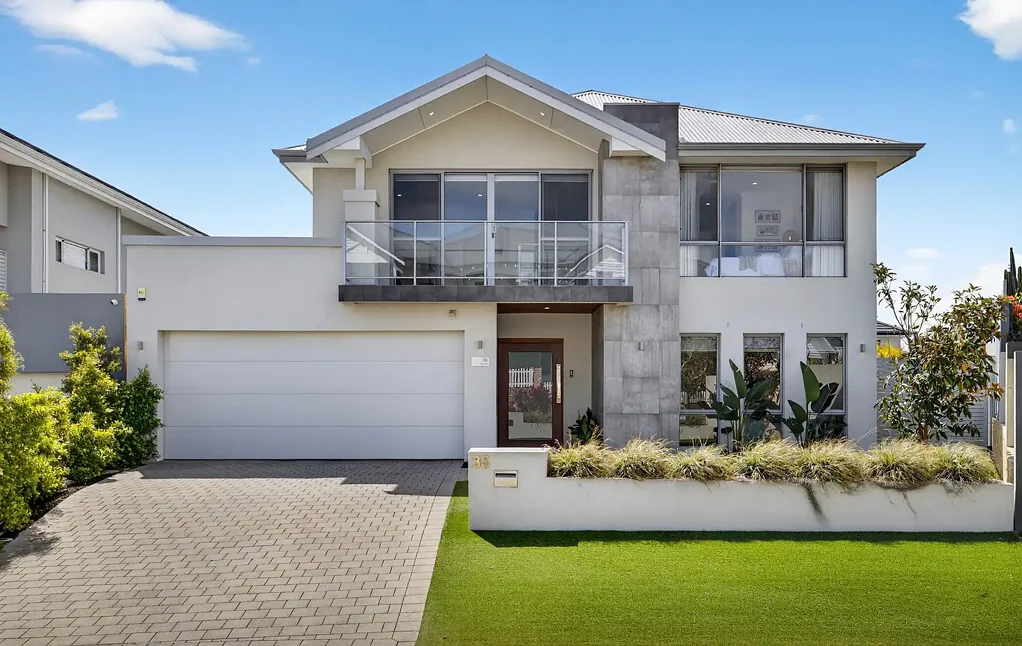 Iluka 4房  Modern Coastal Luxury Steps from Iluka Beach with Ocean Views