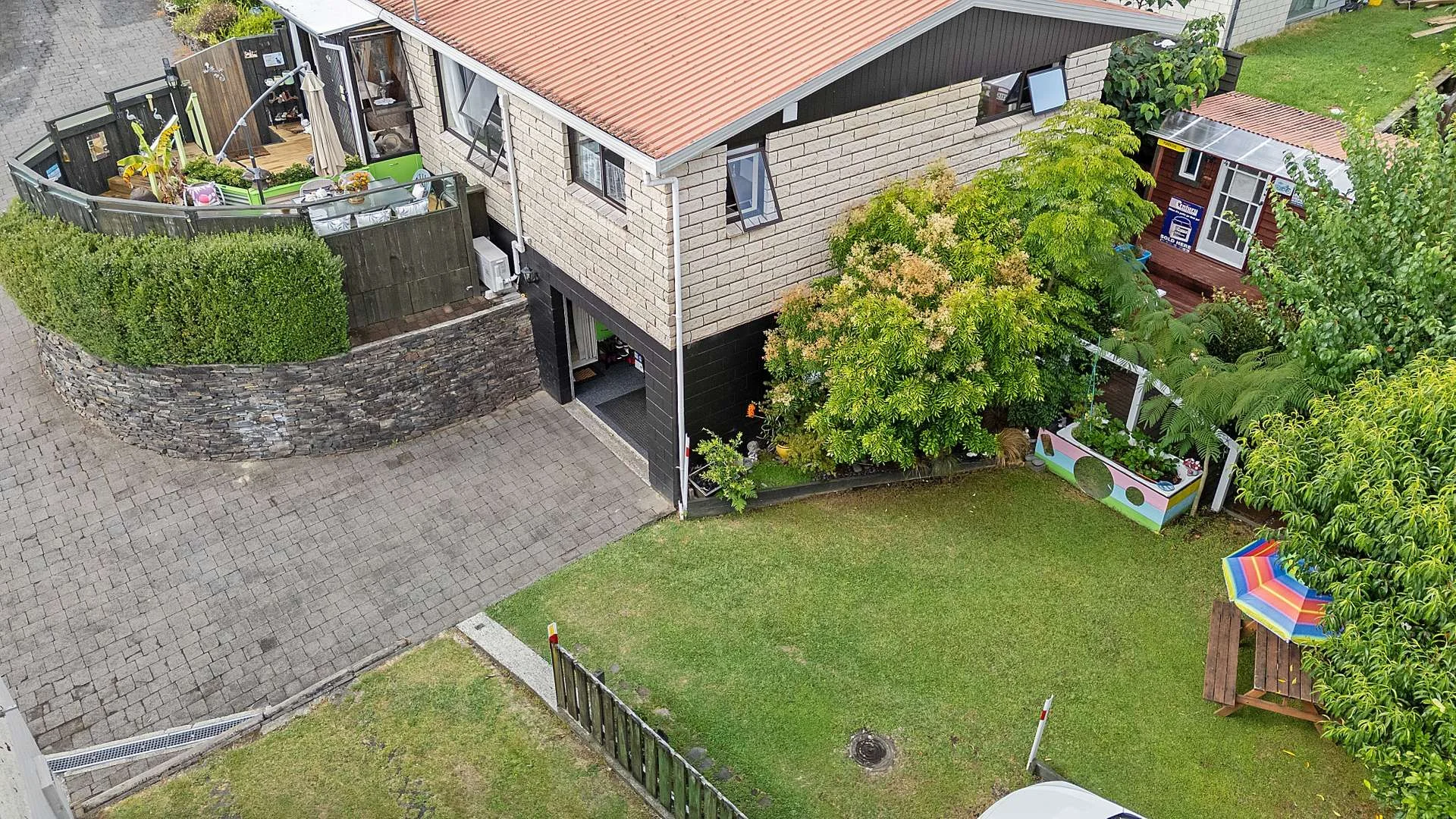 Katikati 2 Slaapkamer Sunny, Solid & Ready to Enjoy