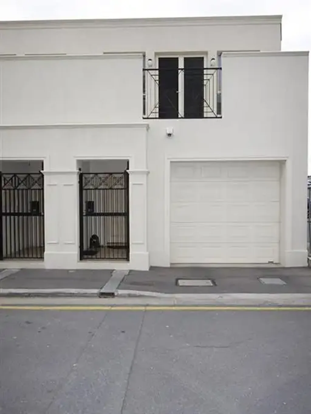 3BR City townhouse close to supermarket, cafes and tram *UNDER APPLICATION*