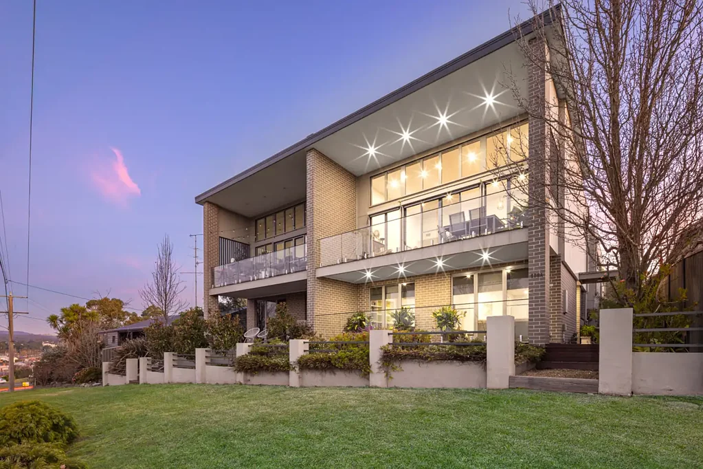 Golden Point 4غرفة نوم Elevated Family Living with Sweeping Views in the Heart of Golden Point