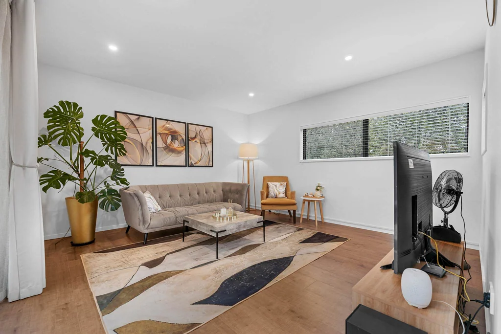 Flat Bush 5침실 Luxury Living–Space, Style & Sophistication!