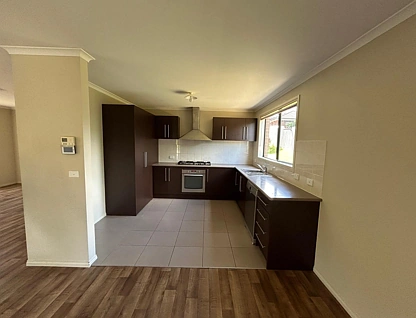 9 YELLOW GUM DRIVE, Pakenham, South East Melbourne, 3 rūma, 2 rūma horoi, House