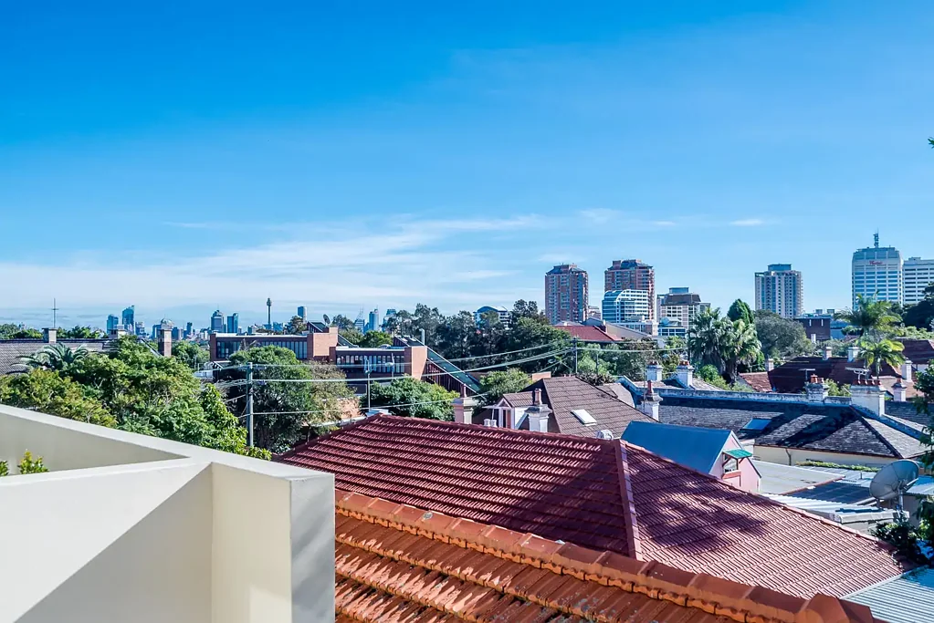 Modern 2 Bedroom Apartment with Separate Study & Parking