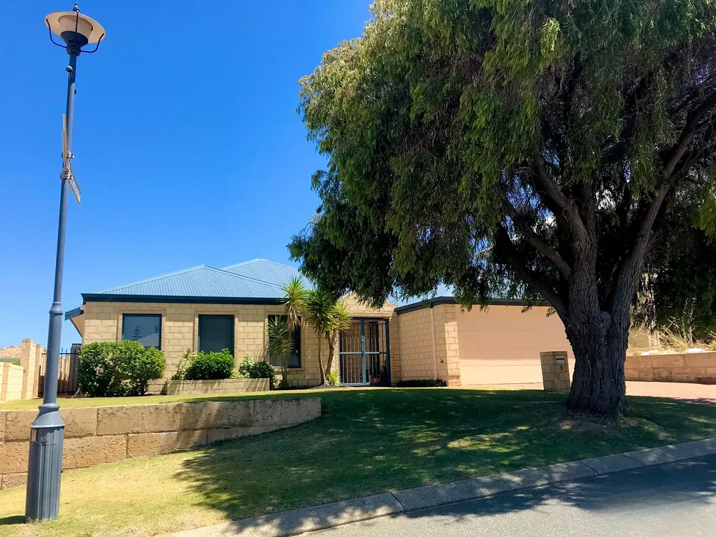 Coastal Charm & Comfort Just 200m from Avalon Bay