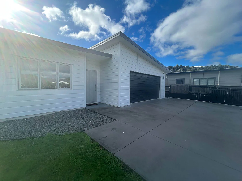 Spacious & Well Designed Home in The Lakes