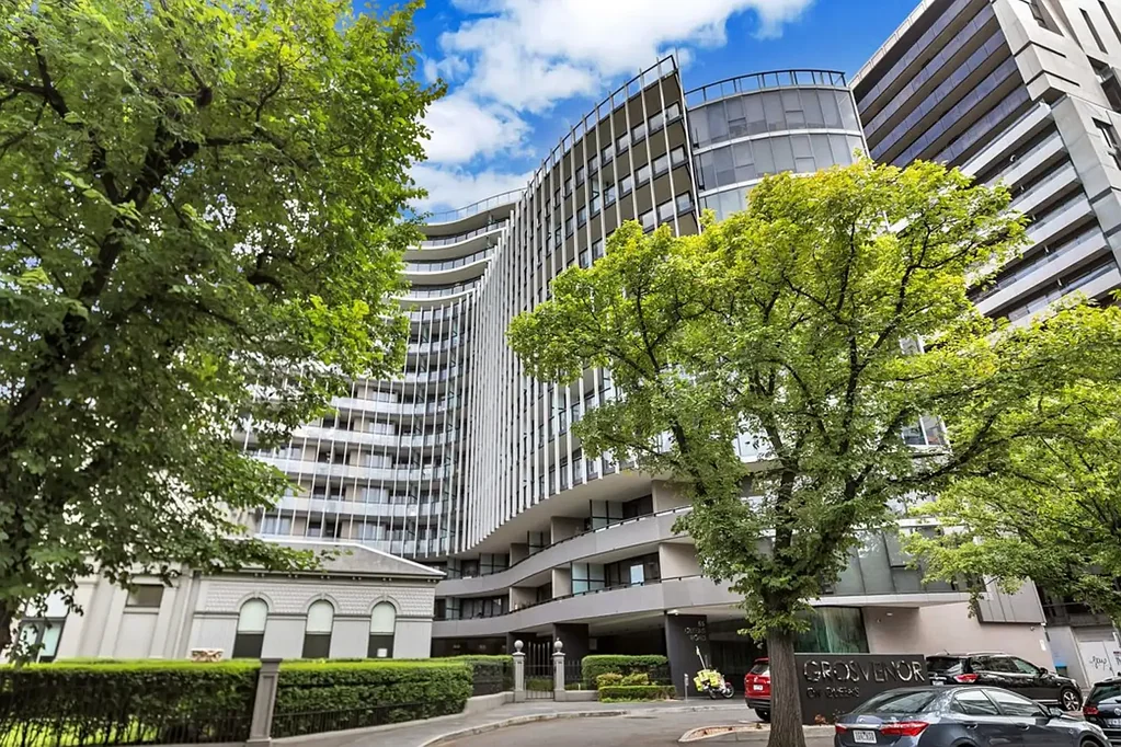 Stylish One-Bedroom Apartment in the Sought-After Grosvenor on Queens