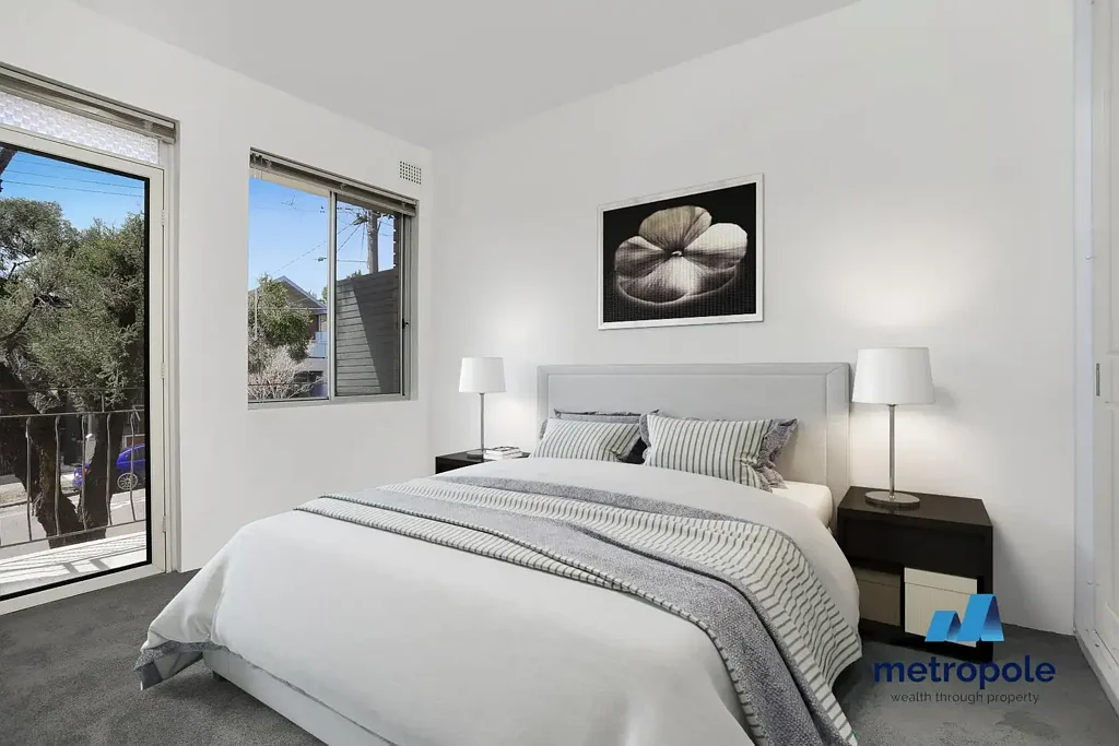 DELIGHTFUL TWO BEDROOM APARTMENT - 6 MONTH LEASE
