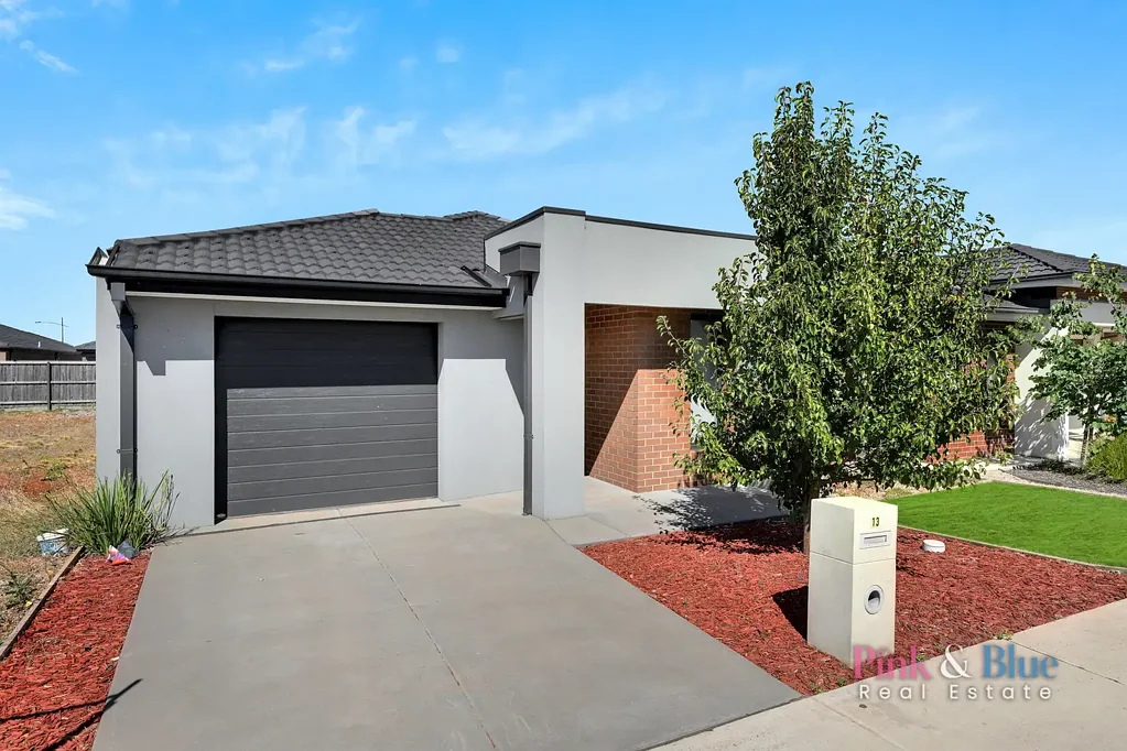 Beautiful & Stunning 4 Bedroom Family Home for Rent!
Close promixity to Rockbank Train Station