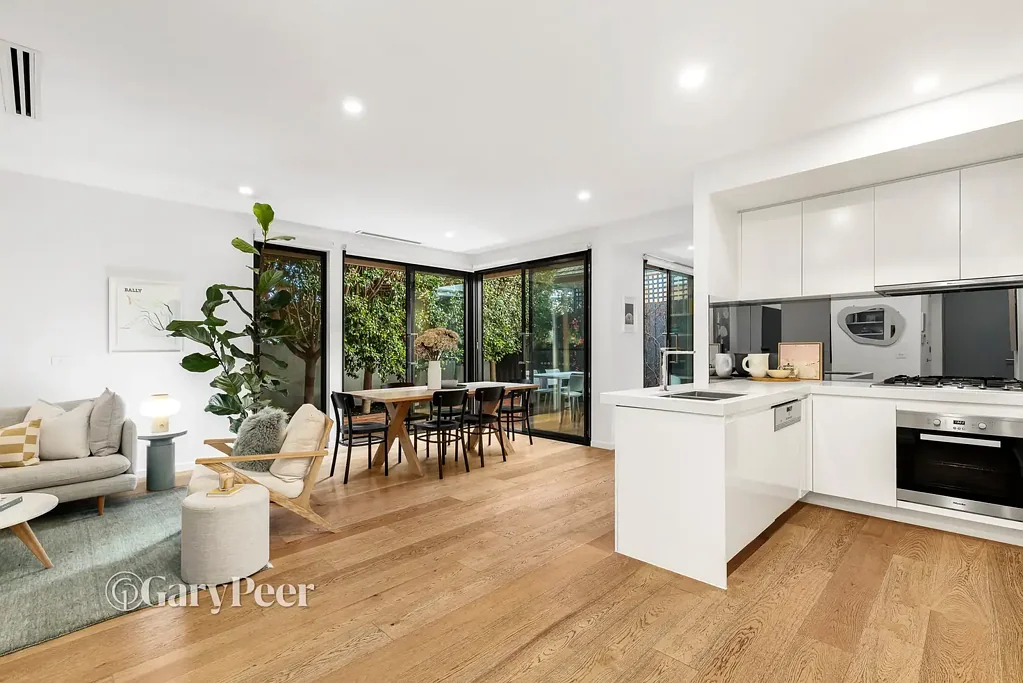 St Kilda East 2房 私密的阳光充足联排别墅，带朝北庭院 Private, sunlit townhouse with north-facing courtyard