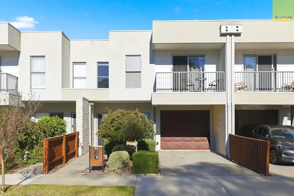 Maddingley 3房 Riverside景致 181m²低维护地块 现代装修 开放式布局 主卧带套 紧邻优质学校 交通便利 RIVERSIDE BEAUTY WITH EVERYDAY CONVENIENCE!