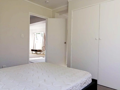 Well presents 2 bedroom unit with1 study room and 1bath room in great location.