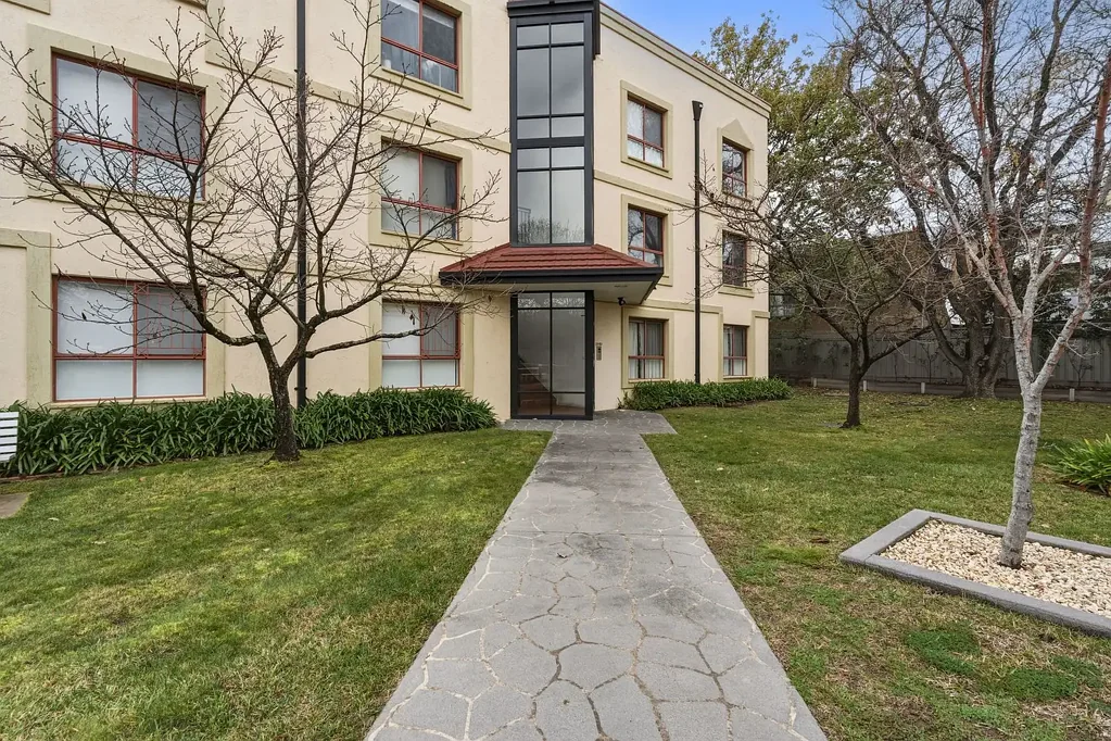 Modern Apartment in the Heart of Kingston with Timber Flooring