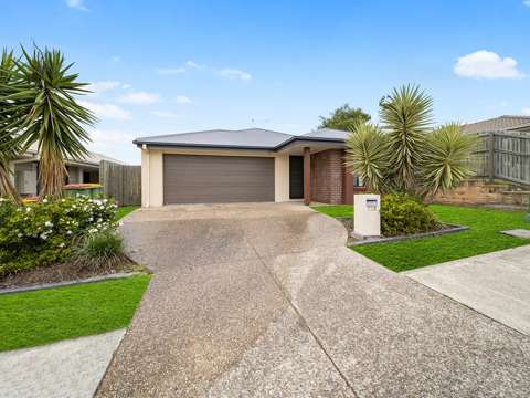 Spacious 4-Bedroom Family Home in Pimpama
