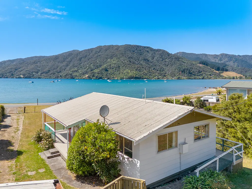 Anakiwa and Surrounds 3 Bedroom Waterfront, Mooring, Stunning Views!