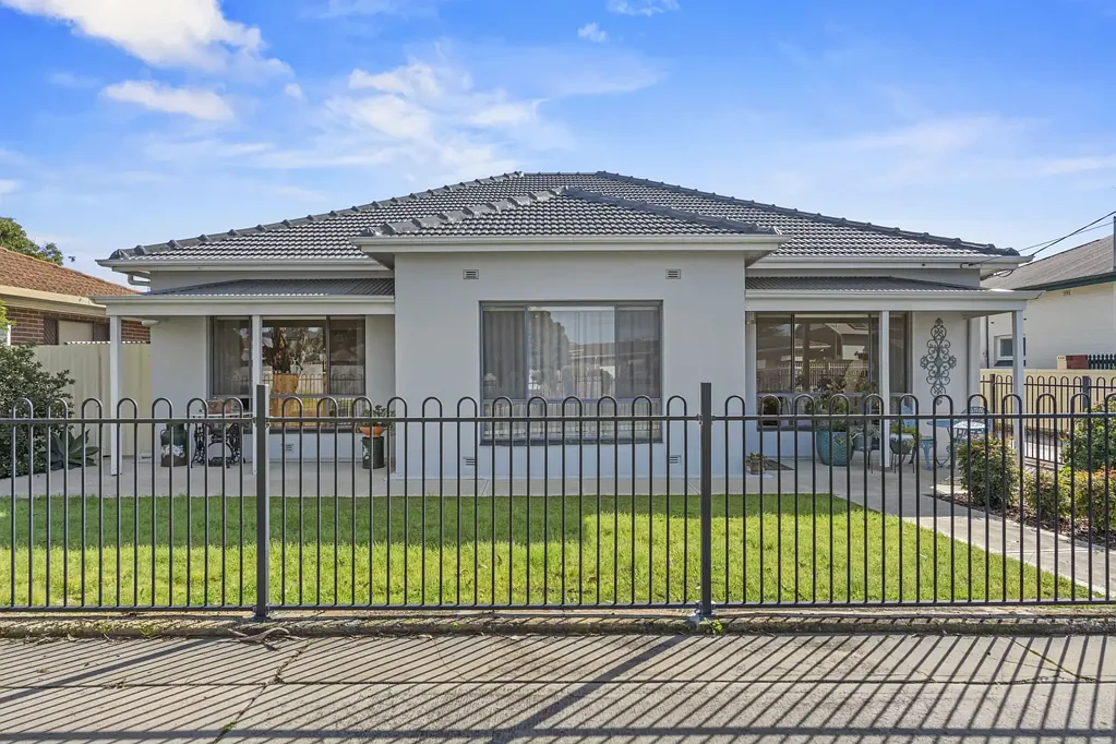 Largs Bay 3બેડરૂમ Executive Coastal Luxury Meets Uncompromised Ease on Desirable Jetty Road