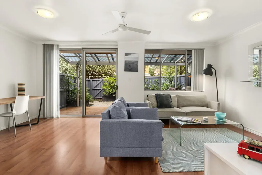 Kirrawee 3房 宽敞主卧套间 私人庭院低维护 设备齐全厨房 度假村式设施 便捷生活配套 Spacious Townhouse with Effortless Living