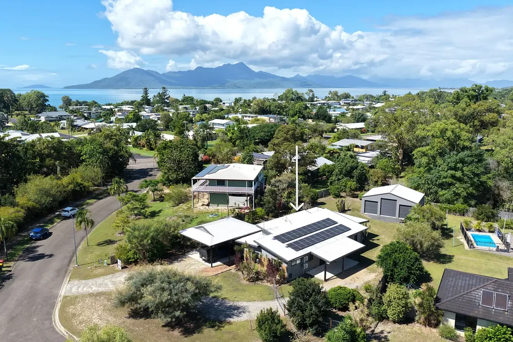 Cardwell 3房  Beachside Escape with High Clearance Shed & Caravan Storage