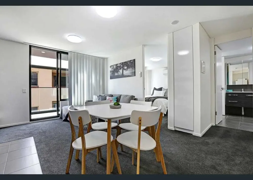 Adelaide 3ਬੈੱਡਰੂਮ Two apartments, two incomes, one title in Adelaide's vibrant East End equals a great investment opportunity.