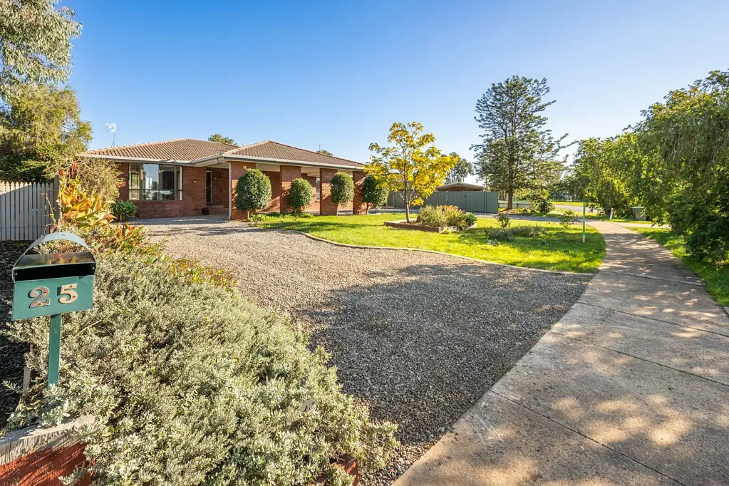 Shepparton 5chambre Spacious home on a huge 1,365m² block opposite parkland