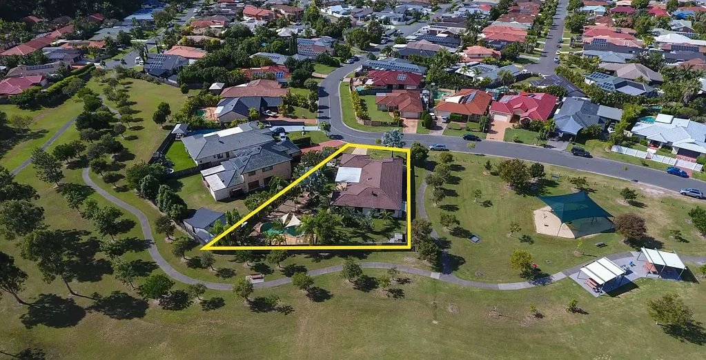 Burleigh Waters 5ਬੈੱਡਰੂਮ Dual Living Potential on One of Burleigh's Largest Blocks